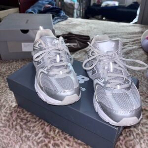 New Balance Gray Sneakers with Reflective Accents and Cushioned Midsole